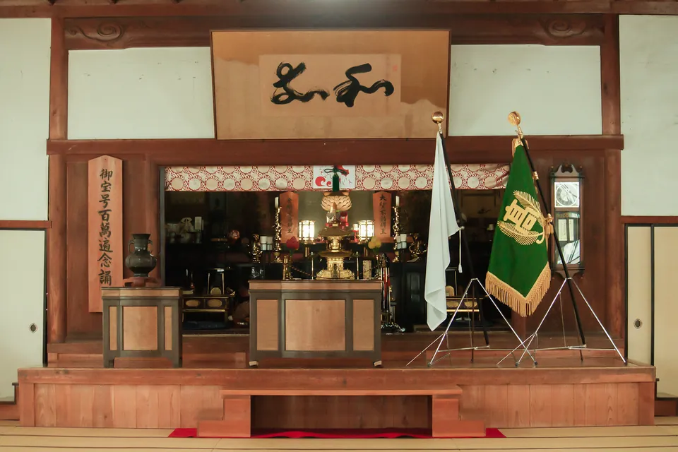 高野山高等学校の仏壇と校旗