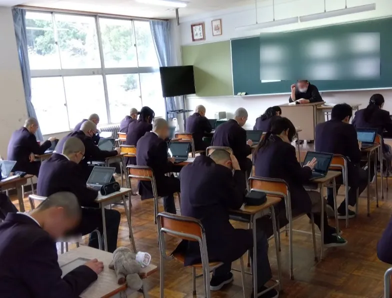 高野山高校の授業で、生徒たちがノートパソコンを使って学んでいる様子